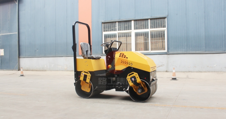 小型壓路機的詳細操作規(guī)程、技巧